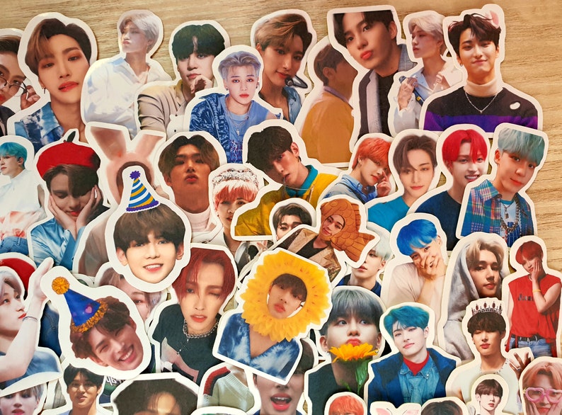Puede incluir: Una colecci&oacute;n de pegatinas coloridas con varias im&aacute;genes de una banda de chicos. Las pegatinas son redondas, ovaladas y rectangulares. Algunas pegatinas muestran a los miembros de la banda con sombreros, gafas de sol y otros accesorios.
