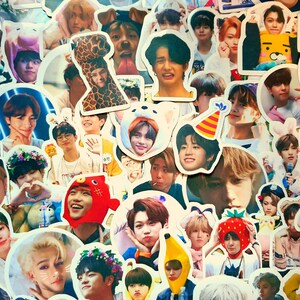 Puede incluir: Una colecci&oacute;n de pegatinas coloridas con un grupo de chicos de K-pop. Las pegatinas son redondas y ovaladas y presentan varias im&aacute;genes de los miembros del grupo, incluyendo primeros planos de sus caras, fotos de cuerpo entero e im&aacute;genes de ellos con diferentes disfraces y accesorios. Las pegatinas son perfectas para decorar port&aacute;tiles, botellas de agua, cuadernos y otros art&iacute;culos personales.