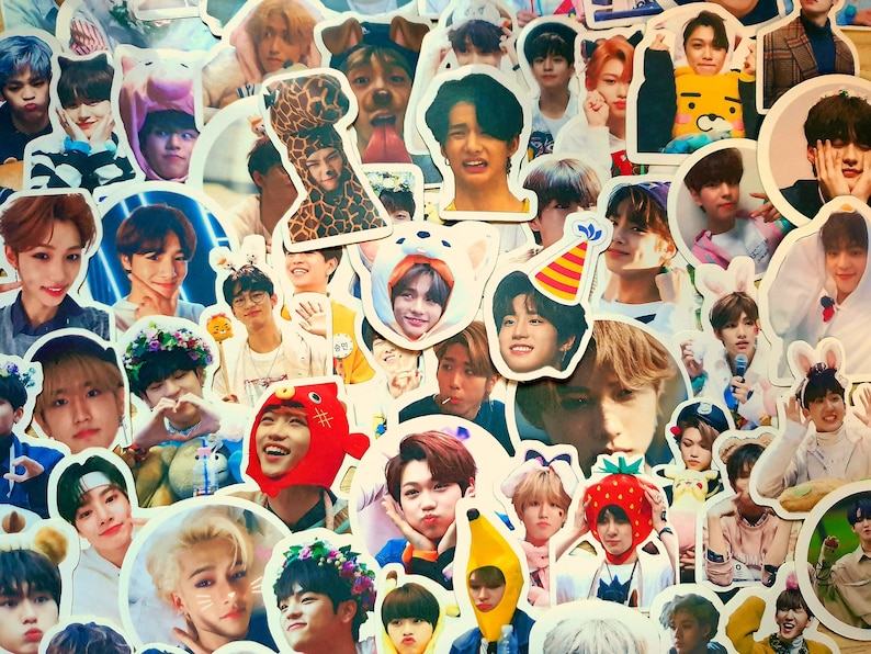 Puede incluir: Una colecci&oacute;n de pegatinas coloridas con un grupo de chicos de K-pop. Las pegatinas son redondas y ovaladas y presentan varias im&aacute;genes de los miembros del grupo, incluyendo primeros planos de sus caras, fotos de cuerpo entero e im&aacute;genes de ellos con diferentes disfraces y accesorios. Las pegatinas son perfectas para decorar port&aacute;tiles, botellas de agua, cuadernos y otros art&iacute;culos personales.