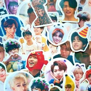 Puede incluir: Una colecci&oacute;n de pegatinas coloridas con varias im&aacute;genes de una banda de chicos. Las pegatinas son redondas y ovaladas y presentan diferentes poses y expresiones de los miembros de la banda. Algunas pegatinas tienen un gorro de fiesta, una corona de flores o un disfraz de jirafa.