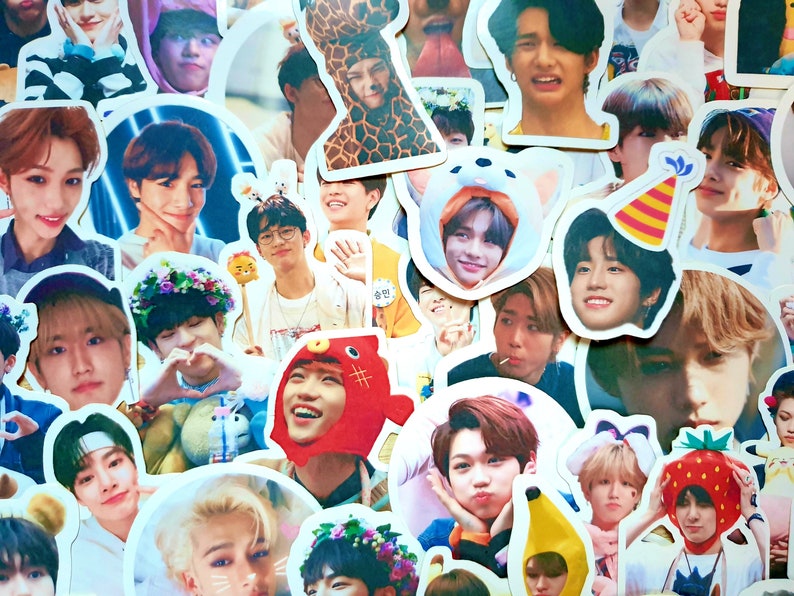 Puede incluir: Una colecci&oacute;n de pegatinas coloridas con varias im&aacute;genes de una banda de chicos. Las pegatinas son redondas y ovaladas y presentan diferentes poses y expresiones de los miembros de la banda. Algunas pegatinas tienen un gorro de fiesta, una corona de flores o un disfraz de jirafa.