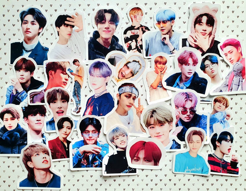Puede incluir: Una colecci&oacute;n de 25 pegatinas coloridas con im&aacute;genes de hombres j&oacute;venes con diferentes peinados y expresiones. Las pegatinas est&aacute;n impresas en papel blanco con un acabado brillante.