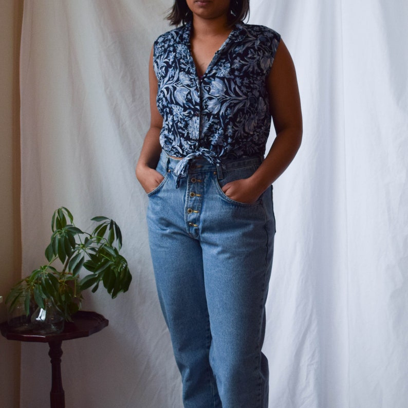 navy floral sleeveless tie-front crop top L