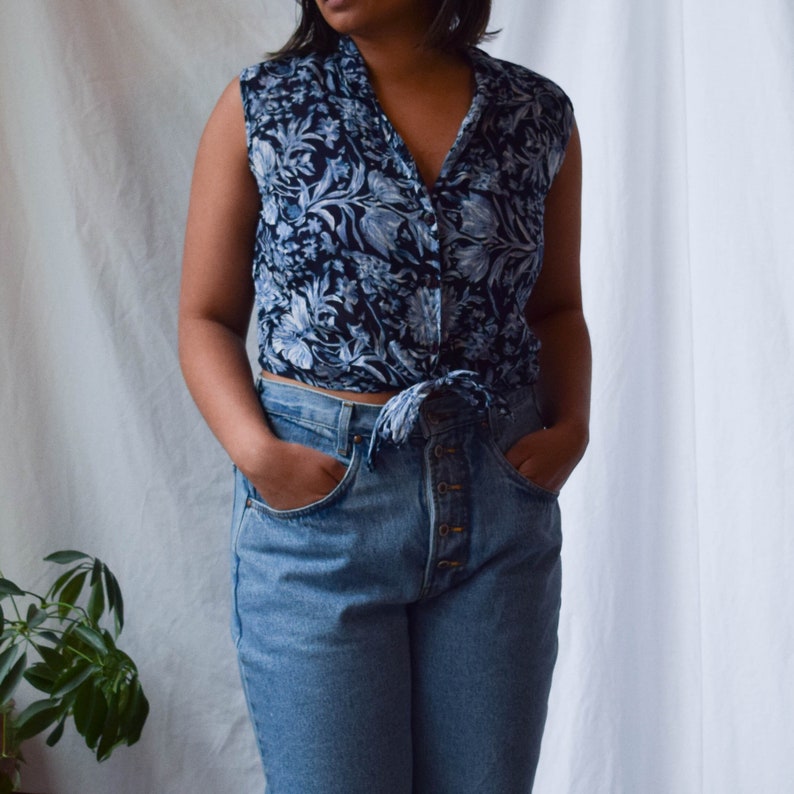navy floral sleeveless tie-front crop top L