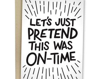 Puede incluir: Una tarjeta blanca con texto negro que dice "Let's just pretend this was on-time". El texto está rodeado de líneas negras que irradian hacia afuera.