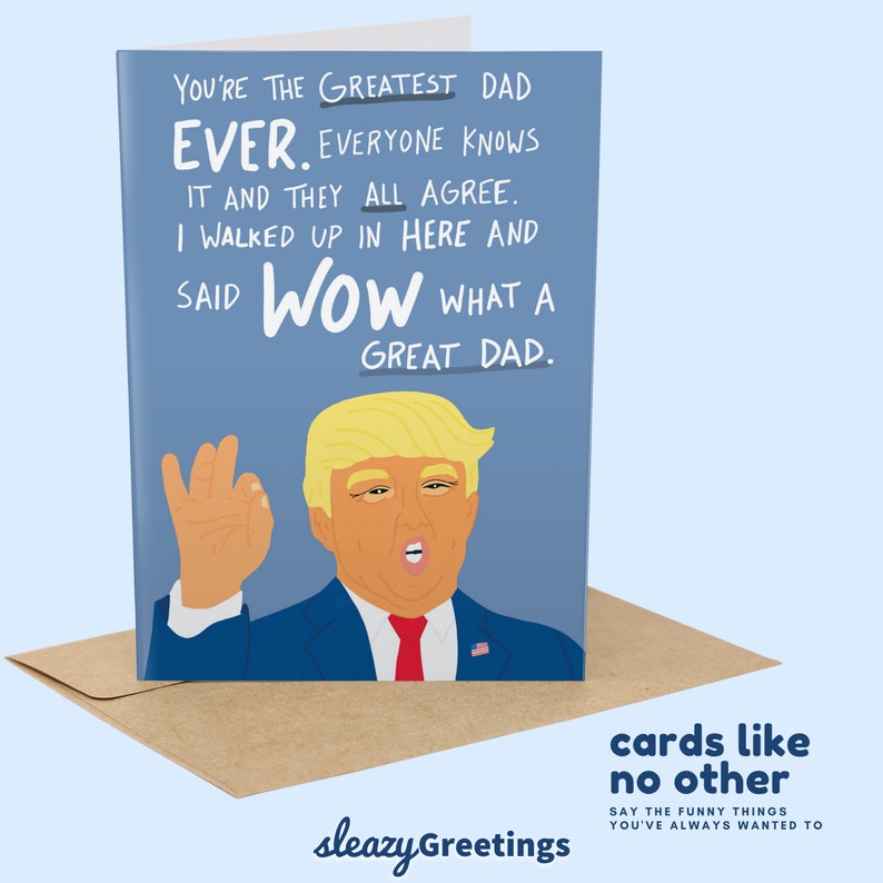 Puede incluir: Una tarjeta de felicitaci&oacute;n humor&iacute;stica con un fondo azul y el texto "You're the Greatest Dad Ever." Presenta una ilustraci&oacute;n de dibujos animados de un hombre con cabello rubio y corbata roja. La tarjeta est&aacute; sobre un sobre marr&oacute;n.