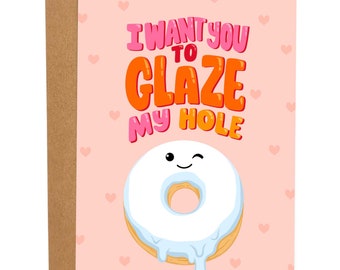 Puede incluir: Una tarjeta rosa con una dona blanca con glaseado azul y una cara guiñando un ojo. La tarjeta dice "Quiero que glasees mi agujero" en letras rosas y naranjas con corazones rosas en el fondo.