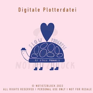 Könnte beinhalten: Eine blaue Schildkröte mit einem Herzen auf dem Rücken und dem Text "Slow Progress is still progress" auf ihrem Panzer. Der Text "NOTIETZBLOCK 2022" befindet sich am unteren Rand des Bildes.