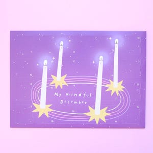 Könnte beinhalten: Ein lila Adventskalender mit vier weißen Kerzen, jeweils mit gelbem Sternenbasis. Der Text "My mindful December" befindet sich darunter. Der Hintergrund ist hellrosa.