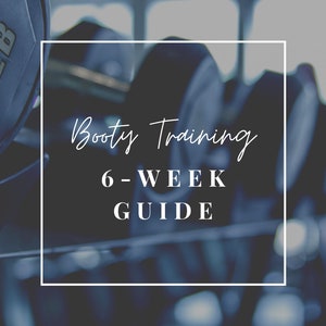 Op de afbeelding: Een close-up van een gewichtsplaat met de tekst "5LB" erop. De afbeelding is wazig en de tekst "Booty Training 6-Week Guide" is over de afbeelding gelegd.