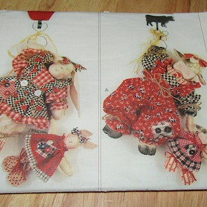 Może przedstawiać: Wzór szycia na lalkę "igła w stogu siana". Wzór zawiera dwa różne projekty, jeden z krową, a drugi ze świnią. Wzór pochodzi od Butterick i jest w rozmiarze jednolitym.