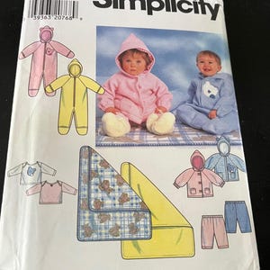 Op de afbeelding: Simplicity naaipatroon nummer 807 voor babykleding. Het patroon bevat instructies voor het maken van een capuchontrui, broek, deken en slaapzak. Het patroon is verkrijgbaar in de maten newborn, klein, medium en groot.