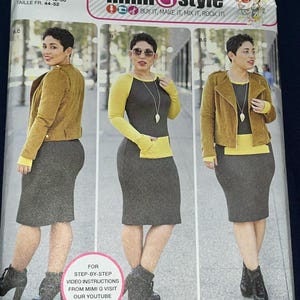 Könnte beinhalten: Ein Simplicity Schnittmusterumschlag 8174 für Mimi G Style mit einer Jacke und einem Kleid. Das Schnittmuster zeigt eine senfgelbe Jacke, ein graues Kleid mit gelben Ärmeln und ein graues Kleid mit einer senfgelben Tasche und passender Jacke.