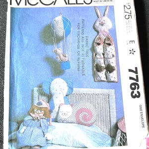 1981 Mcall&#39;s Pattern # 7763 Kinder Accessoire Craft Paket w / Blue Transfer Ungeschnitten