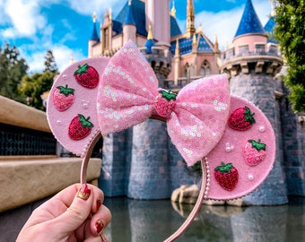 Strawberry Mouse Ears, Snack Mouse Ears, Strawberry Mickey Ears, Snack Minnie Ears, Snack Mickey Ears, Disney Treats, Valentines Mickey Ears
