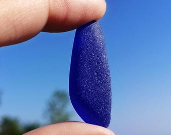 Vidrio marino azul cobalto: auténtico vidrio de playa esmerilado para joyería y mosaicos.