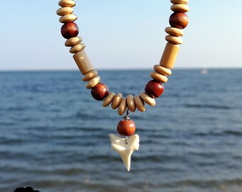 Collier dent de requin maraiche, Collier fait à la main, Pendentif avec dent, Pendentif rare, Collier avec billes, Pour femme et homme