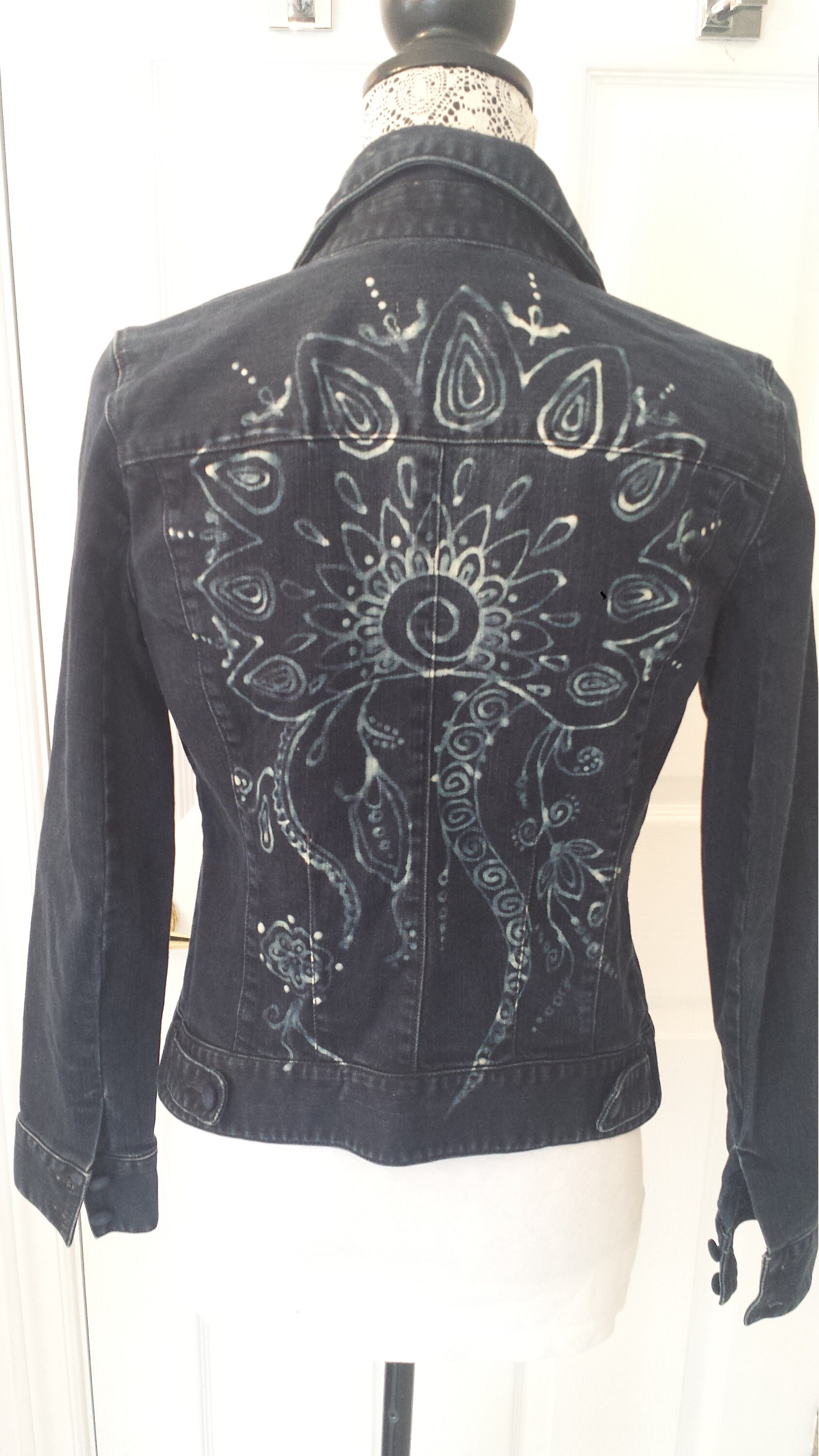 Jeansjacke Upcycled - Quallen Tattoo-Design auf dem Rücken - OOAK, BOHO, Größe S