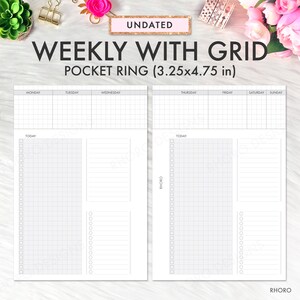 Peut inclure: Un planificateur hebdomadaire non daté avec une mise en page en grille pour un classeur à anneaux de poche. Le planificateur mesure 8,25 cm sur 12,06 cm et présente une mise en page en grille pour chaque jour de la semaine. Il y a également des sections pour les notes et les listes de tâches.