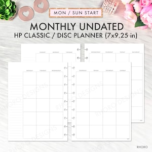 Op de afbeelding: Een afdrukbare maandelijkse plannertemplate voor een planner met schijfbinding. De planner is niet gedateerd en heeft een witte achtergrond met zwarte tekst. De planner is 17,8 cm bij 23,5 cm. De tekst op de planner luidt "MON / SUN START" en "MONTHLY UNDATED HP CLASSIC / DISC PLANNER (7x9.25 in)".