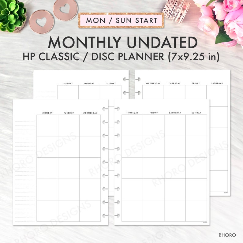 Op de afbeelding: Een afdrukbare maandelijkse plannertemplate voor een planner met schijfbinding. De planner is niet gedateerd en heeft een witte achtergrond met zwarte tekst. De planner is 17,8 cm bij 23,5 cm. De tekst op de planner luidt "MON / SUN START" en "MONTHLY UNDATED HP CLASSIC / DISC PLANNER (7x9.25 in)".