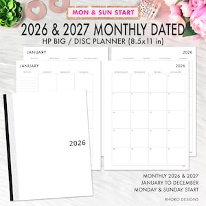 Peut inclure: Un agenda blanc avec une reliure noire, présentant des pages de calendrier mensuelles pour 2026 et 2027. L'agenda est étiqueté "HP BIG / DISC PLANNER (21.6x27.9 cm)" et comprend le texte "MON & SUN START".
