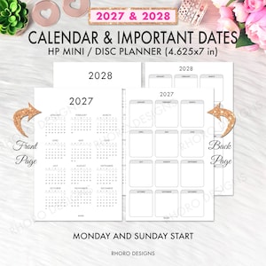 以下が含まれることがあります： 2027年および2028年用の11.75x17.78cm HPミニディスクプランナーインサートセット。白い紙のシートには、各月のカレンダーグリッド、ラベル付けされた表と裏のページ、および「Calendar & Important Dates」というテキストを含む黒い文字が印刷されています。