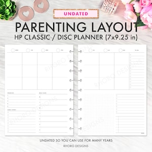 Peut inclure: Un planificateur de mise en page parental non daté, blanc, avec une reliure à disque. Le planificateur comprend des sections pour les horaires quotidiens, les priorités, les menus et les tâches ménagères. Dimensions : 17.78 x 23.5 cm.