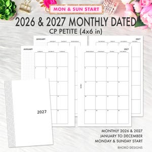 Può includere: Un set di inserti per agenda mensile datati 2026 e 2027 che misurano 10,16 x 15,24 cm. Le pagine in carta bianca presentano linee a griglia nere, layout di calendario mensile con inizio lunedì e domenica e il testo 2026 & 2027 MONTHLY DATED CP PETITE.