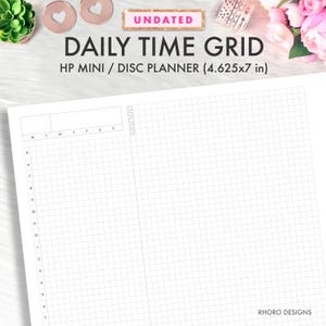 Puede incluir: Un planificador de cuadrícula de tiempo diario blanco con el texto "DAILY TIME GRID" y "HP MINI / DISC PLANNER (11,7x17,8 cm)". El planificador tiene un diseño de cuadrícula con espacios de tiempo y casillas de verificación. La palabra "UNDATED" está en la parte superior.