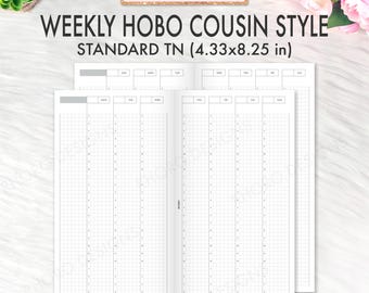 Puede incluir: Insertos de planificador semanal blancos con un diseño de cuadrícula, diseñados para Hobo Cousin Style, que miden 11 x 21 cm. El planificador incluye secciones para cada día de la semana, con espacios de tiempo. El texto "MON & SUN START" es visible.