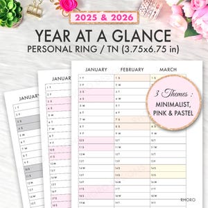 以下が含まれることがあります： 2025年と2026年の印刷可能なプランナーページ。ページは1月、2月、3月の3つのセクションに分かれています。各セクションには、曜日が略された日付のグリッドがあります。ページは、ピンクとパステルカラーのミニマルなスタイルでデザインされています。ページには「3つのテーマ：ミニマル、ピンク＆パステル」というテキストが含まれています。