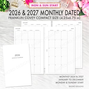 Könnte beinhalten: Weiße monatliche Datumsplaner-Einsätze 2026 und 2027 für Franklin Covey Compact-Größe (10,8x17,1 cm). Der Planer enthält Kalender von Januar bis Dezember mit Wochenbeginn am Montag und Sonntag. Der Text "MON & SUN START" ist sichtbar.