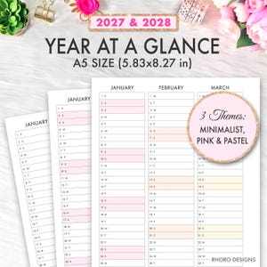 Op de afbeelding: Een printbare A5-formaat 14,8x21 cm jaaroverzichtskalender voor 2027 en 2028. Het document bevat kolommen voor januari, februari en maart met rijen voor datums en dagen van de week. Een cirkelvormige afbeelding toont de tekst 3 Themes: MINIMALIST, PINK & PASTEL.