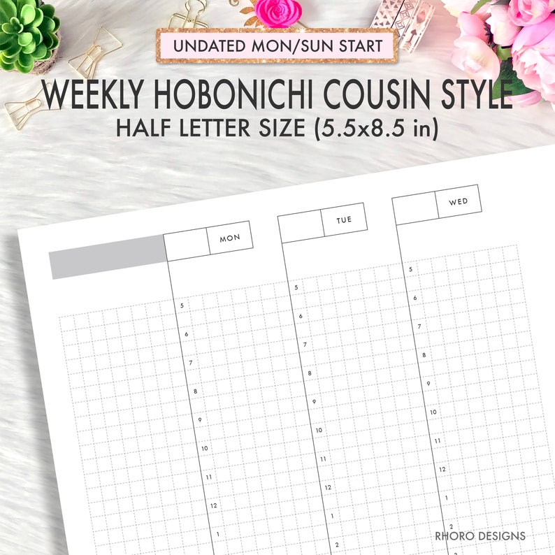 Op de afbeelding: Een printbare weekplanner in zwart-wit met een rasterindeling. De planner is ontworpen in "Hobonichi Cousin Style" en is 5,5 bij 8,5 inch. De planner is niet gedateerd en begint op maandag en eindigt op zondag.
