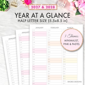 Może przedstawiać: Zestaw stron kalendarza 2027 i 2028 Year at a Glance w formacie połowy listu, 14x21,6 cm. Biały papier zawiera czarny tekst, kolumny na styczeń, luty i marzec oraz naprzemienne wiersze wyróżnione delikatnym różem i pastelowym żółtym kolorem.