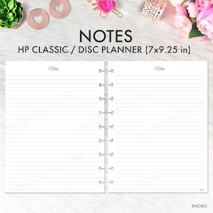 Op de afbeelding: Een witte, gelinieerde disc-planner van 17,78 x 23,49 cm met een zwarte titel "NOTES" en de tekst "HP CLASSIC / DISC PLANNER (7x9.25 in)". De planner heeft een witte achtergrond en een zwarte spiraalbinding.