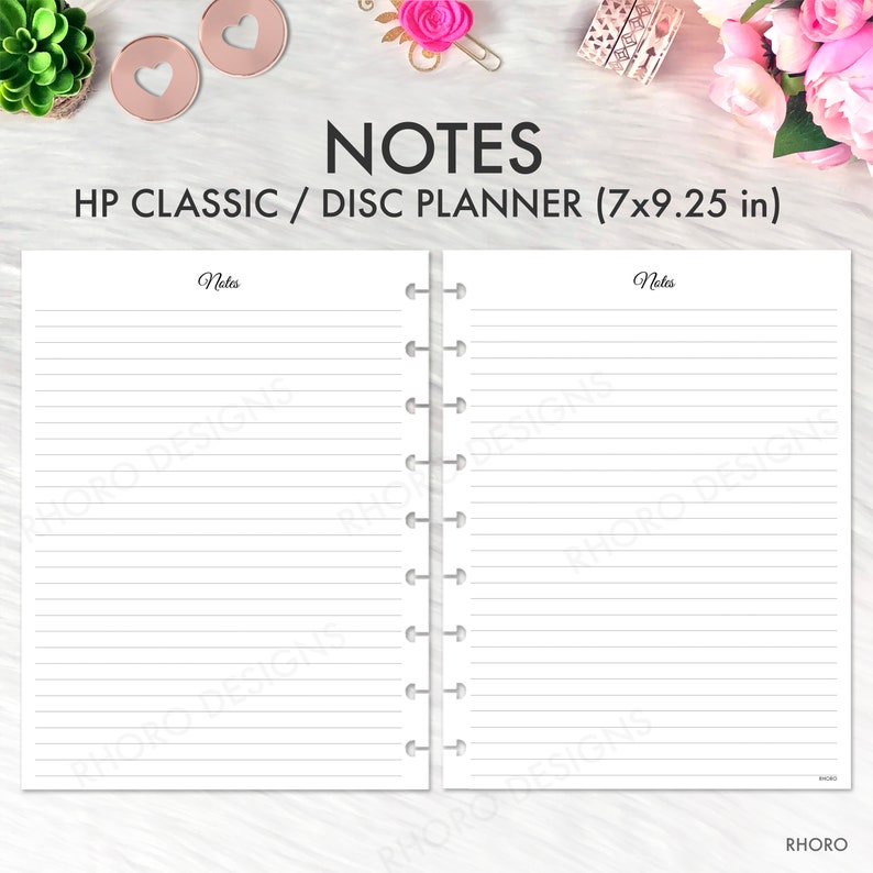 Op de afbeelding: Een witte, gelinieerde disc-planner van 17,78 x 23,49 cm met een zwarte titel "NOTES" en de tekst "HP CLASSIC / DISC PLANNER (7x9.25 in)". De planner heeft een witte achtergrond en een zwarte spiraalbinding.
