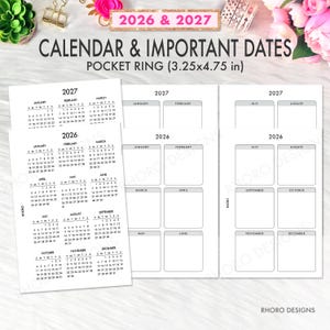 Puede incluir: Un conjunto de insertos de calendario sin fecha para una carpeta de anillas de bolsillo, con los años 2026 y 2027. Los insertos incluyen calendarios mensuales y resúmenes anuales, con dimensiones de 8,26 x 12,07 cm. El diseño es sencillo, con texto negro sobre fondo blanco.