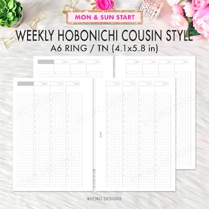 Op de afbeelding: Witte wekelijkse planner-invoegtoepassingen met een rasterindeling, ontworpen voor A6 Ring/TN (10,4x14,7 cm) planners. De inzetstukken bevatten tijdsleuven en daglabels. Tekst bevat "MON & SUN START" en "WEEKLY HOBONICHI COUSIN STYLE". De merknaam "RHORO DESIGNS" is ook zichtbaar.