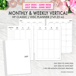 Op de afbeelding: Een witte planner met maandelijkse en wekelijkse verticale lay-outs. De planner is gelabeld "HP Classic / Disc Planner (17.8x23.5 cm)" en bevat data van juli 2025 tot juni 2027. Het woord "Juli" is zichtbaar op een pagina.