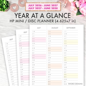 Może przedstawiać: Wkład do planera dyskowego HP Mini Year at a Glance o wymiarach 11,75x17,78 cm. Biały papier zawiera kolumny od lipca 2026 do czerwca 2028 roku, z datami wypisanymi pionowo i wybranymi dniami zaznaczonymi w delikatnych pastelowych odcieniach różu i żółci.
