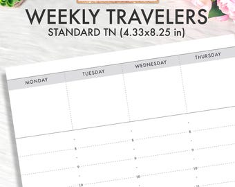 Puede incluir: Un inserto de planificador semanal blanco con el texto "WEEKLY TRAVELERS" y "STANDARD TN (11 x 21 cm)". El planificador tiene secciones para cada día de la semana, con espacios de tiempo de 8 a 12 horas. La parte superior del planificador tiene el texto "MON & SUN START".