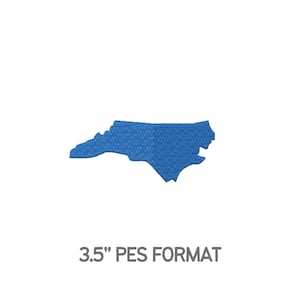 Puede incluir: Un parche bordado azul con la forma de Carolina del Norte. El parche mide 8,89 cm y tiene un aspecto texturizado. El texto "3.5" PES FORMAT" está debajo.