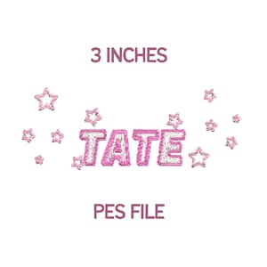 Op de afbeelding: Een witte achtergrond met de naam "TATE" in roze en witte geborduurde letters, omringd door roze sterren. De tekst "3 INCHES" (7,6 cm) staat boven de naam en "PES FILE" staat eronder.