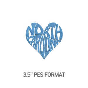 Może przedstawiać: Jasnoniebieskie haftowane serce z napisem "NORTH CAROLINA" w stylizowanej czcionce. Serce jest wypełnione tekstem. Obraz zawiera również tekst "3.5" PES FORMAT". Szerokość wynosi około 8,9 cm.