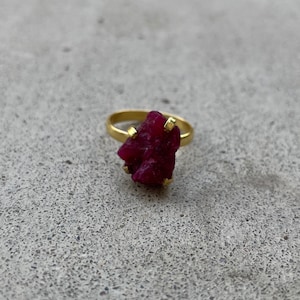 Roher Rubin Goldring • Roher Edelstein Ring • Rosa Stein Ring • Juli Geburtsstein • Rubin Verlobungsring • Edelstein Stapelring • Kristall Ring