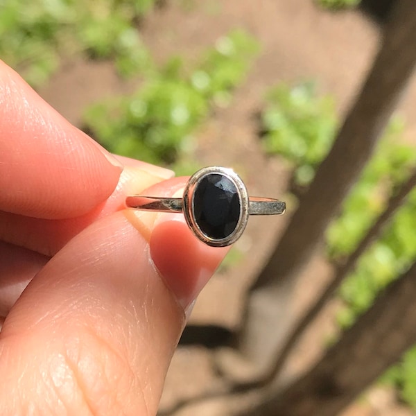 Anello in argento con onice nera • Ovale • Per tutti i giorni • Semplice • Impilabile • Pietra preziosa • Minimalista • Delicato • Di tendenza • Naturale • Pietra portafortuna • Boho