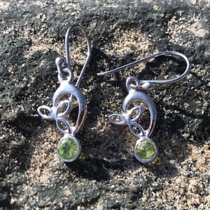 Orecchini di peridoto di fiori, orecchini in argento sterling di peridoto, orecchini pendenti di peridoto, orecchini pendenti di peridoto, orecchini di argento sterling di fiori