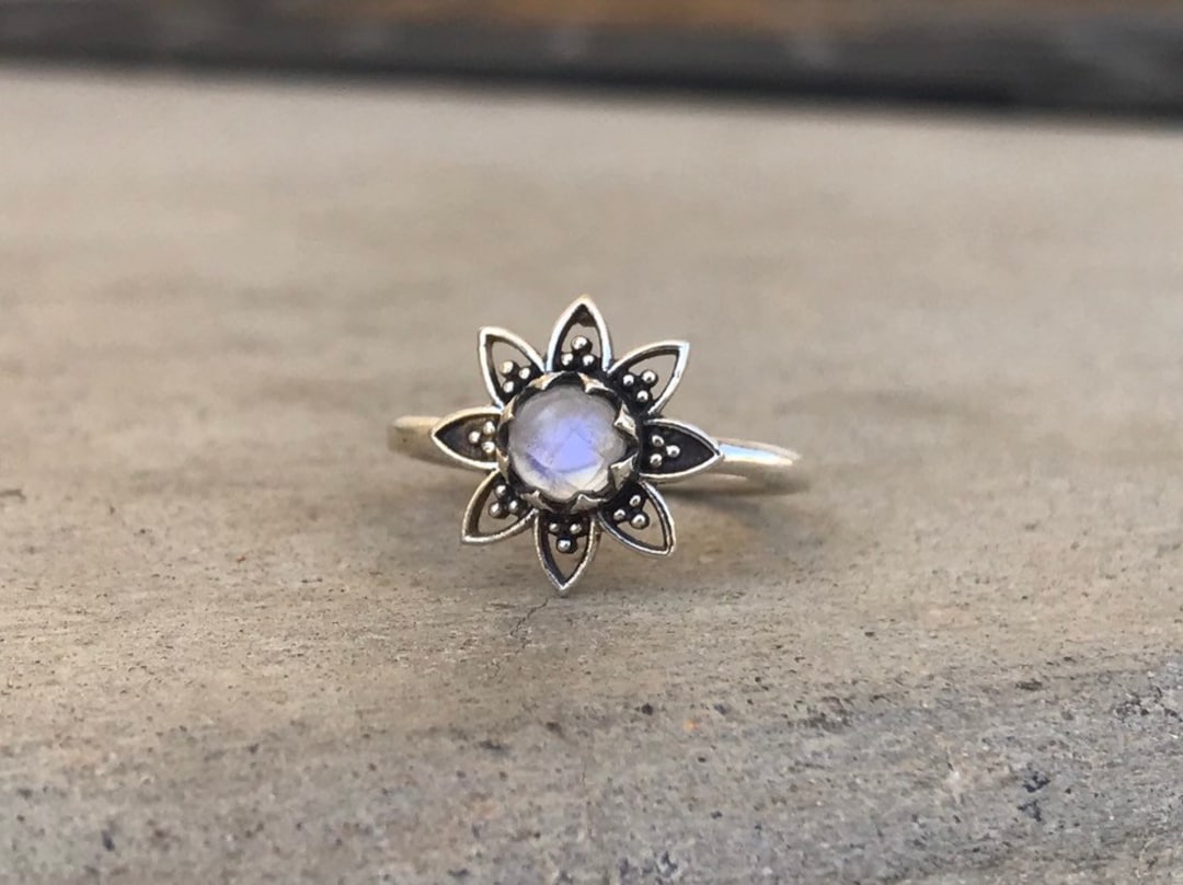 Anello con fiore in pietra di luna arcobaleno • Anello floreale in ...